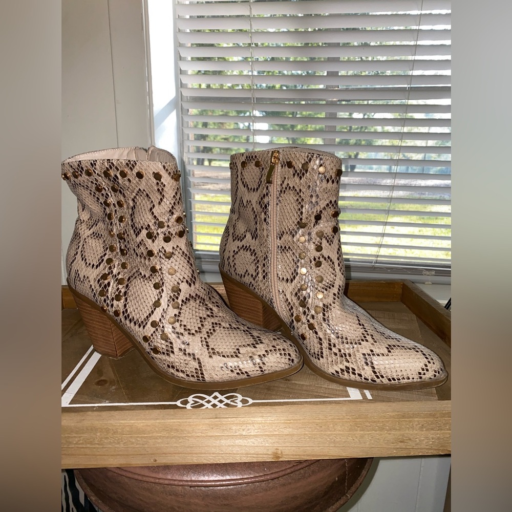 X2B ankle boots for women.